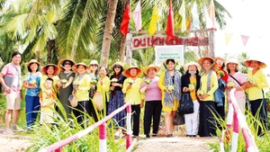 Khách đến tham quan, trải nghiệm tại Cồn Hô, xã Ðức Mỹ, huyện Càng Long, tỉnh Trà Vinh.