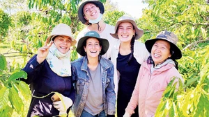 Nhóm tình nguyện viên chụp ảnh lưu niệm ở nông trại Moon's Coffee Farm.