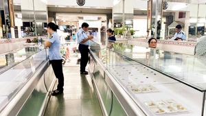 Lực lượng chức năng kiểm tra cửa hàng kinh doanh vàng trên địa bàn Thành phố Hồ Chí Minh.
