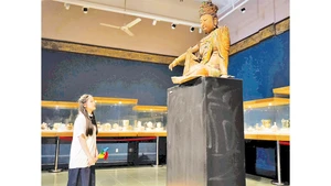 Học sinh tham quan tại Bảo tàng Hải Phòng. 
