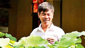 Ông Tạ Hồng Điệp bên vườn sen độc đáo của nhà mình.