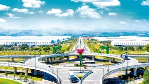 Cầu vượt vòng xuyến 2 tầng giữa QL1A và đường sắt Bắc-Nam có đường trục chính từ cảng Chu Lai đến đường cao tốc Đà Nẵng-Quảng Ngãi.