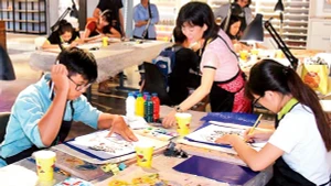 Các bạn trẻ tại không gian sáng tạo Creative lab by up, số 1 Lương Yên, Hai Bà Trưng, Hà Nội. Ảnh: Thành Nguyễn