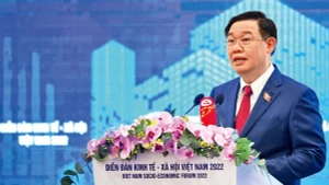 Chủ tịch Quốc hội Vương Đình Huệ phát biểu tại Diễn đàn kinh tế-xã hội Việt Nam 2022. Ảnh: DUY LINH