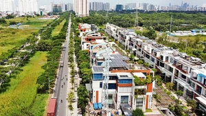 Thị trường bất động sản tại Thành phố Hồ Chí Minh thiếu nguồn cung vì nhiều dự án bị chậm thẩm định giá đất.