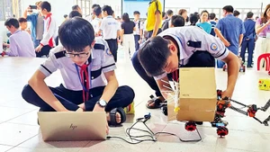 Lập trình lại để rô-bốt đạt kết quả tốt hơn trong trận kế tiếp.