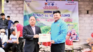 Anh Văn Ðình Tưởng (bên phải) trong một chuyến đi thiện nguyện tại tỉnh Hà Giang. 
