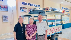 Anh hùng LLVTND Ngô Tùng Chinh cùng hai chị ruột trong Nhà truyền thống về Lực lượng Biệt động Sài Gòn-Gia Định.