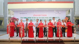 Lãnh đạo huyện Duy Xuyên và BSR cắt băng khánh thành Trường Tiểu học Duy Sơn (Điểm trường Phú Nham Tây). 