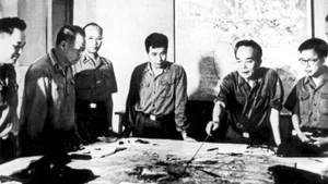 Đại tướng Võ Nguyên Giáp cùng các đồng chí trong Quân ủy Trung ương duyệt phương án tác chiến Chiến dịch Hồ Chí Minh (Hà Nội, tháng 4/1975). (Ảnh: TTXVN)