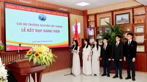 Lễ kết nạp đảng viên của chi bộ Trường THCS và THPT Nguyễn Tất Thành.