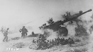 Ngày 28/3/1975, pháo binh của quân Giải phóng bắn phá mãnh liệt vào sân bay quân cảng Đà Nẵng. (Ảnh: TTXVN)