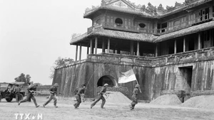 Quân Giải phóng tiến vào cửa Ngọ Môn (Huế) sáng 26/3/1975. (Ảnh: TTXVN)