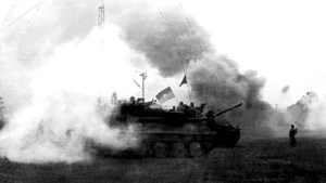 Ngày 9/4/1975, các đơn vị bộ binh và xe tăng thần tốc tiến về giải phóng Xuân Lộc, “cánh cửa thép” – căn cứ phòng thủ trọng yếu của địch bảo vệ Sài Gòn từ phía Đông Bắc. (Ảnh: Tư liệu/TTXVN)
