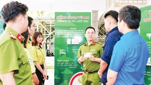 Công an Thành phố Hồ Chí Minh chia sẻ về tác hại của ma túy với cán bộ, sinh viên tại Trường cao đẳng Kinh tế kỹ thuật Thành phố Hồ Chí Minh.