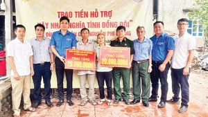 Hội Cựu chiến binh và Đoàn Thanh niên Cộng sản Hồ Chí Minh huyện Hoài Đức trao tiền hỗ trợ xây nhà cho gia đình ông Nguyễn Phi Quang.