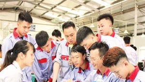 Sinh viên Trường cao đẳng Cơ điện Hà Nội tham gia hoạt động tuyển dụng việc làm do các doanh nghiệp tổ chức.