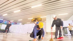 Nhà thầu khắc phục sự cố nền gạch bị bung ron tại nhà ga T3 sân bay Tân Sơn Nhất.