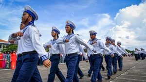 [Ảnh] Xúc động, tự hào buổi lễ chào cờ và duyệt đội ngũ trên đảo Trường Sa
