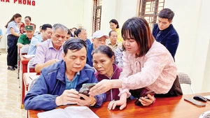 Phường Hà Phong, thành phố Hạ Long tổ chức lớp “Bình dân học vụ số” hướng dẫn công nghệ cho người dân.