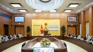 Ủy ban dự thảo sửa đổi, bổ sung một số điều của Hiến pháp năm 2013 biểu quyết thông qua các văn bản về Dự thảo Nghị quyết tại Phiên họp thứ nhất. (Ảnh VPQH)