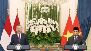 Tổng thống Indonesia Prabowo Subianto và Tổng Bí thư Tô Lâm chụp ảnh chung trước khi tiến hành hội đàm. Ảnh: TTXVN