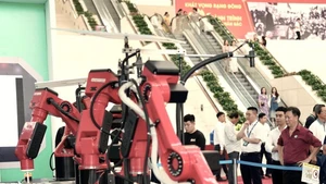Chính phủ có nhiều chính sách ưu đãi thuế nhằm khuyến khích doanh nghiệp đầu tư vào những ngành công nghiệp hiện đại như công nghệ số, chíp bán dẫn, công nghệ điều khiển tự động... (Nguồn RẠNG ĐÔNG)