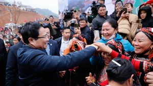 Thủ tướng thăm hỏi, chia sẻ niềm vui cùng người dân tại dự án tái thiết thôn Làng Nủ - Ảnh: VGP/Nhật Bắc