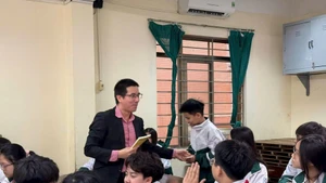 Diễn giả Nguyễn Quốc Vương giao lưu về văn hóa đọc với học sinh Trường THCS và THPT Lômônôxốp Hà Nội. Ảnh: NVCC
