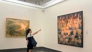 Các tác phẩm đạt giải và lọt vòng chung khảo UOB Painting of the Year 2024 của Việt Nam được giới thiệu tại Bảo tàng Mỹ thuật Việt Nam, từ ngày 7 đến 19/5. (Ảnh An Nhiên)
