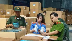 Lực lượng chức năng kiểm tra kho hàng thực phẩm chức năng giả vừa bị phát hiện. 