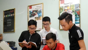 Giờ thực hành tại Đại học Bách khoa Hà Nội. Ảnh: TRẦN HẢI