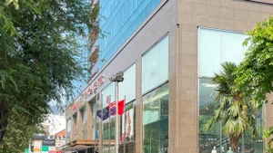 Nhiều người làm việc trong tòa nhà Vincom Đồng Khởi, Quận 1, Thành phố Hồ Chí Minh thoát xuống đất sau dư chấn động đất tại Myanmar, ngày 28/3/2025. Ảnh: HOÀNG HÙNG 