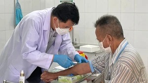 Lấy máu xét nghiệm khám sức khỏe miễn phí cho người cao tuổi tại Phường 14, Quận 11. Ảnh: Trung tâm Y tế Quận 11 Thành phố Hồ Chí Minh