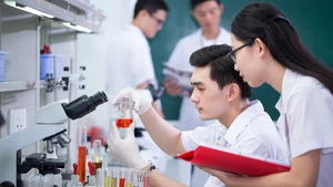 Thu hút và trọng dụng người có tài năng trong sự nghiệp xây dựng và bảo vệ Tổ quốc là nhiệm vụ đặc biệt quan trọng được khẳng định và thể hiện xuyên suốt trong các văn kiện, nghị quyết của Đảng. Nguồn: VGP
