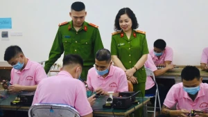 Học viên trong giờ lao động sản xuất tại cơ sở cai nghiện số 4, công an thành phố Hà Nội. Ảnh: NHÂN DÂN.