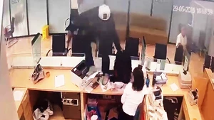 Camera ghi lại vụ cướp ngân hàng tại thành phố Uông Bí, Quảng Ninh.