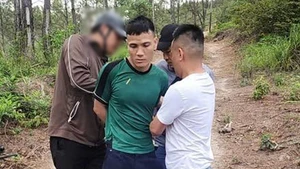 Đối tượng Nguyễn Văn Báo (mặc áo xanh) thời điểm bị bắt giữ.