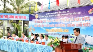 Lãnh đạo Sở Văn hóa, Thể thao và Du lịch Long An phát biểu khai mạc.