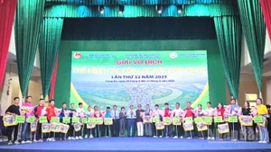 Ban tổ chức trao cờ luân lưu cho 20 câu lạc bộ thể hình trên toàn quốc.