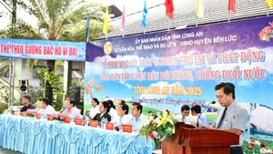 Lãnh đạo Sở Văn hóa, Thể thao và Du lịch Long An phát biểu khai mạc.