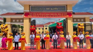 Lãnh đạo tỉnh qua các thời kỳ cắt băng khánh thành. 