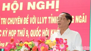 Phó Chủ tịch Quốc hội Trần Quang Phương phát biểu tại buổi tiếp xúc cử tri chuyên đề với Lực lượng vũ trang tỉnh Quảng Ngãi.