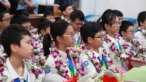 Học sinh Việt Nam trong Đội tuyển tham dự Olympic Toán và Khoa học quốc tế IMSO năm 2024. (Ảnh: Sở GDĐT Hà Nội)