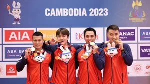 Các kiếm thủ Nguyễn Văn Quyết, Vũ Thành An, Tô Đức Anh, Nguyễn Xuân Lợi trên bục nhận huy chương. (Ảnh: TTXVN) 