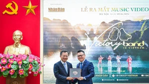  Đồng chí Lê Quốc Minh (bên phải ảnh) trao tặng MV Victory-Bond in Vietnam đến đồng chí Cao Tường Huy, Phó Chủ tịch Uỷ ban nhân dân tỉnh Quảng Ninh. Ảnh: Thành Đạt