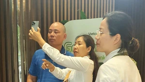 Lượng khách hàng có nhu cầu xác nhận sinh trắc học tăng đột biến gây ra hiện tượng gián đoạn tại hầu khắp các ngân hàng lớn. Ảnh: Nguyễn Hùng