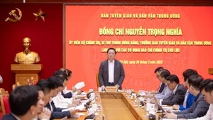 Đồng chí Nguyễn Trọng Nghĩa, Ủy viên Bộ Chính trị, Bí thư Trung ương Đảng, Trưởng Ban Tuyên giáo và Dân vận Trung ương chủ trì buổi làm việc với năm cơ quan báo chí chính trị chủ lực. (Ảnh: SƠN TÙNG)