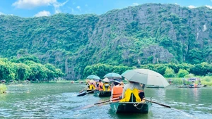 Du khách tham quan Khu du lịch Tam Cốc, Ninh Bình. (Ảnh: TRANG ANH)