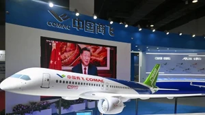 Mô hình máy bay chở khách COMAC C919 do Trung Quốc sản xuất. (Nguồn: Getty)